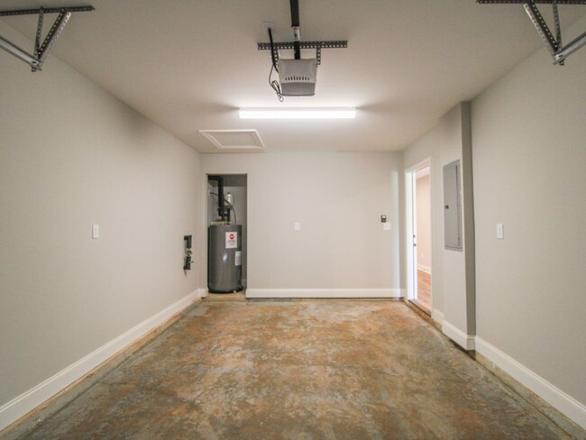 Building Photo - MOVE IN Special - 1st Month Rent FREE - Ca...