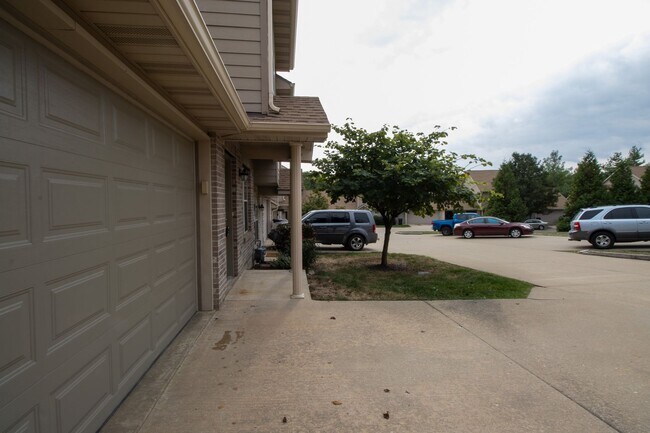 Building Photo - Condominium Convenience in Columbia!