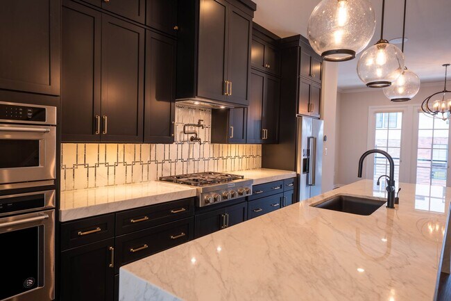 Building Photo - Luxury Reston Rental