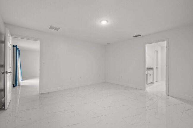 Building Photo - 362 NW Bayshore Blvd