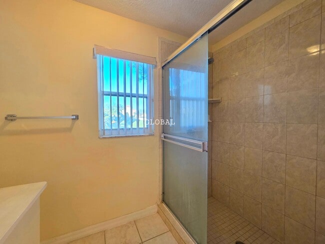 Building Photo - Spacious 4-Bedroom Home Available Now at P...