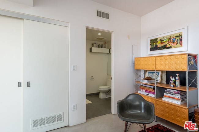 Building Photo - West LA Two Story 2 Bedroom Apartment Minu...