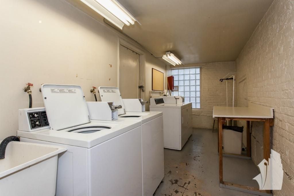 Building Photo - 1050 W George St