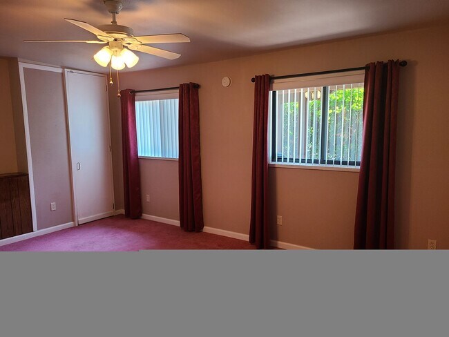 Building Photo - 4 Bedroom, 2 Bathroom! Lovely Home!