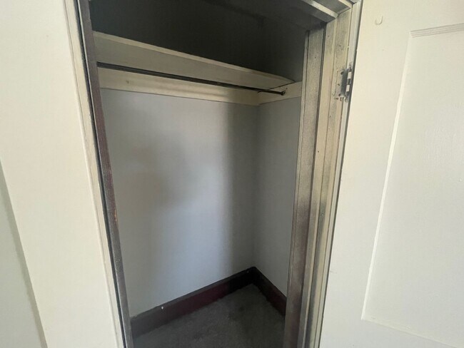 Building Photo - Updated 2 Bedroom House W/ Fenced Yard and...