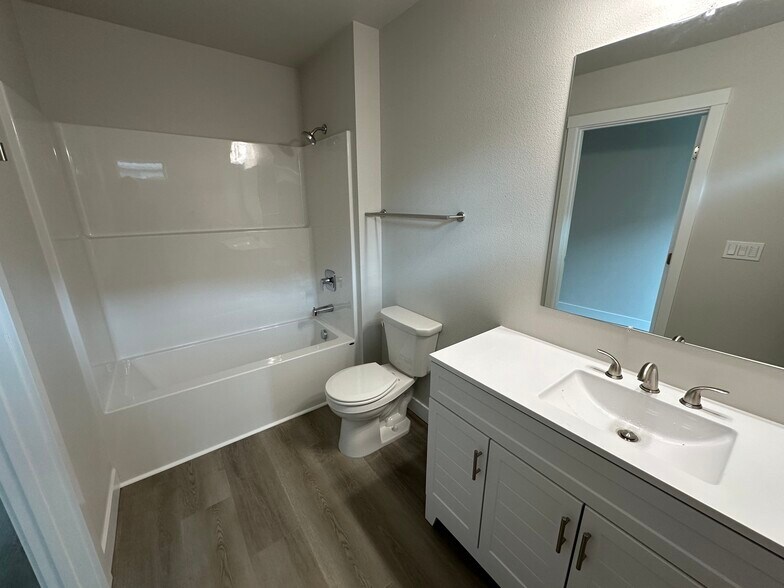 Building Photo - 450 SE Lilly Ave