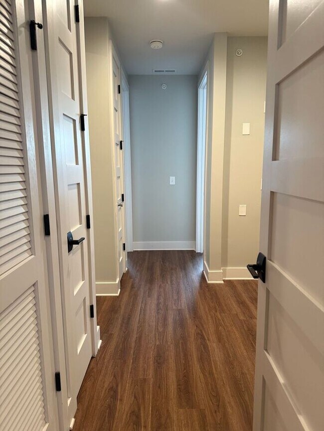 Building Photo - Modern 2 Bedroom Condo in the Heart of Melrose