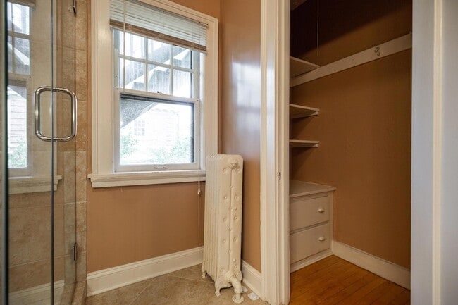 Building Photo - 2119 E Kenilworth Pl