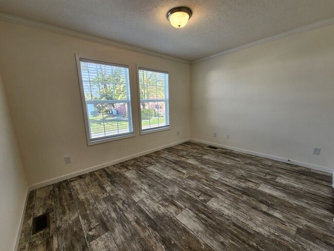 Building Photo - 521 Eland Dr