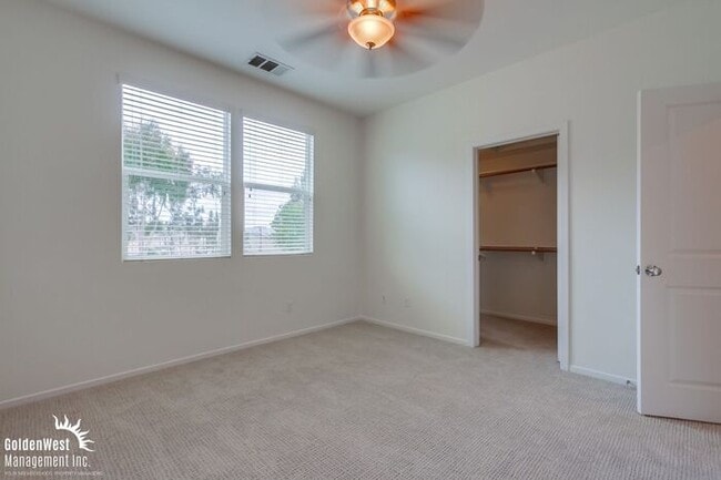 Building Photo - Stylish 3Bdm 4Ba Townhome in Escondido!