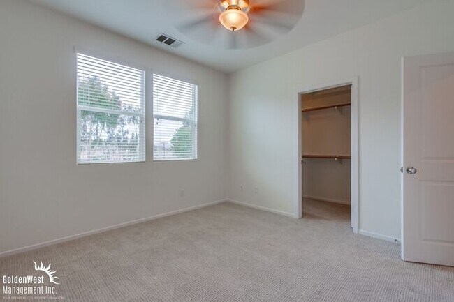 Building Photo - Stylish 3Bdm 4Ba Townhome with Chef’s Kitc...