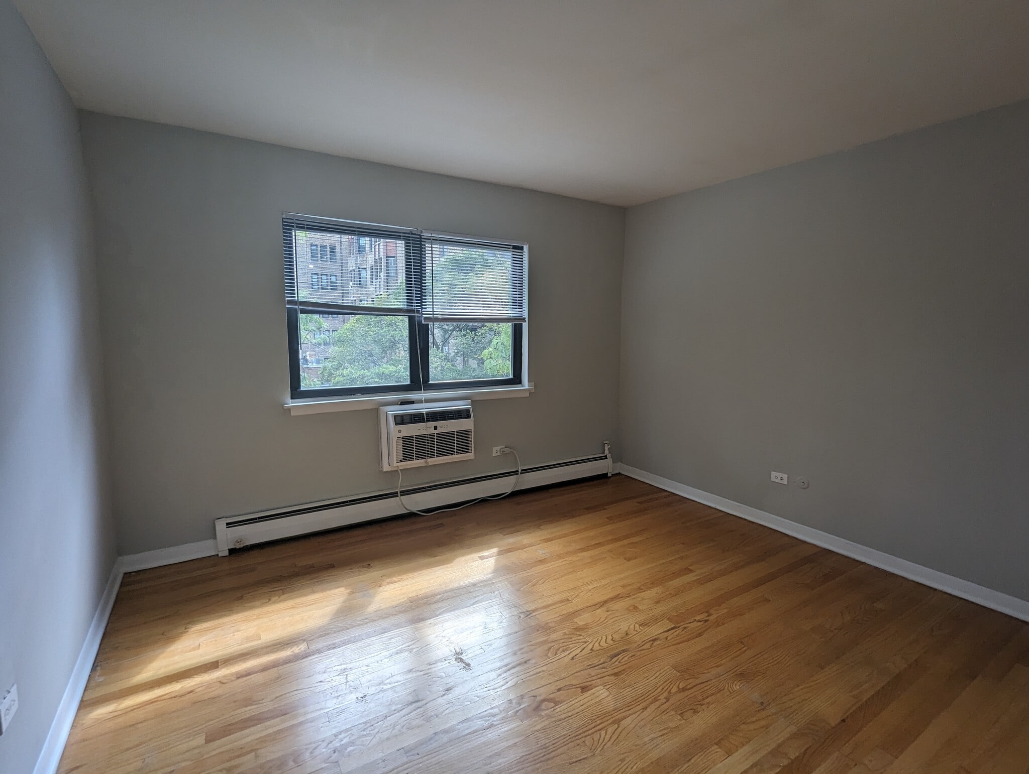 Building Photo - 502 W Briar Pl
