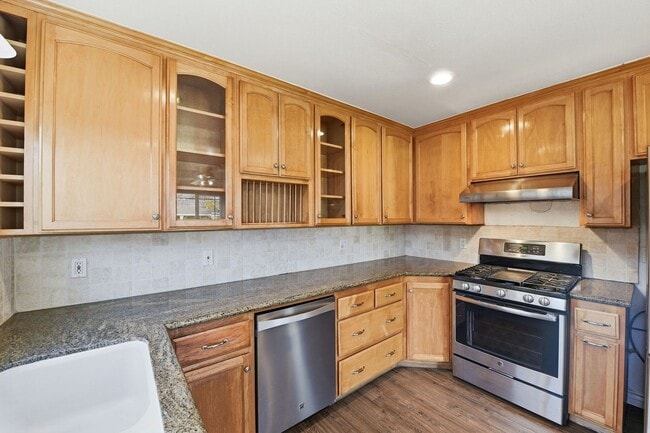 Building Photo - Sunning 3BD/3BA w/Bonus Room and Private Yard