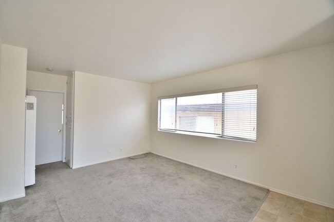 Building Photo - r246