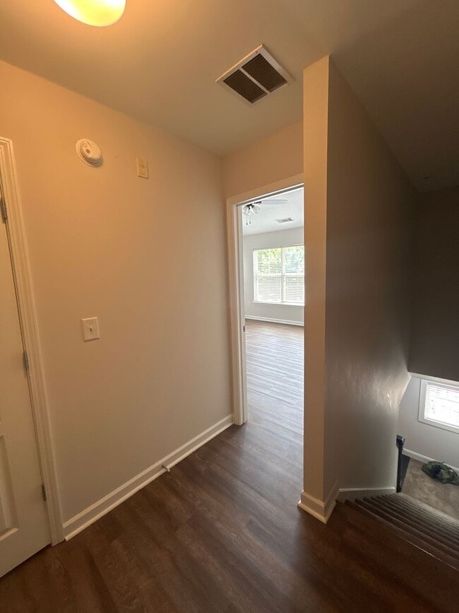 Building Photo - Three Bedroom Townhouse Available!