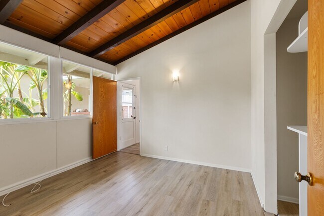 Building Photo - Charming Mid-Century 3-Bedroom Home in Win...