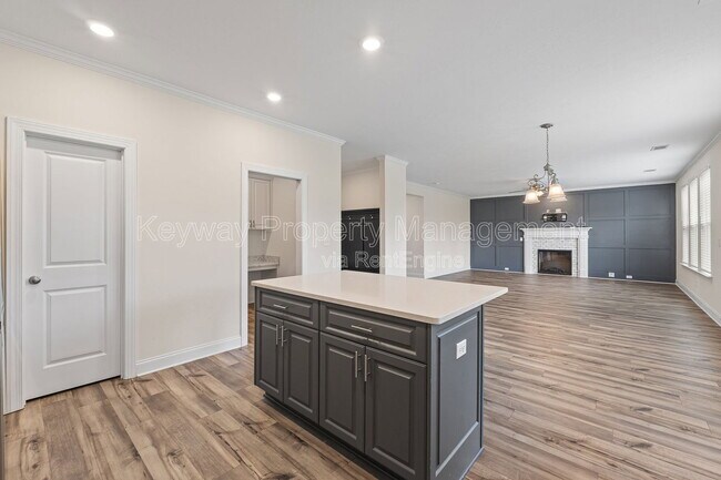 Building Photo - 585 Hampton Dr