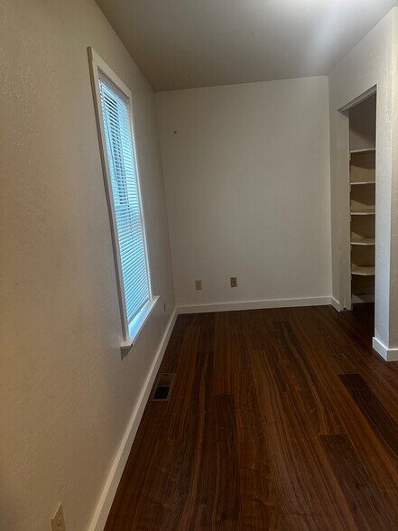 Building Photo - 952 Darlene Dr