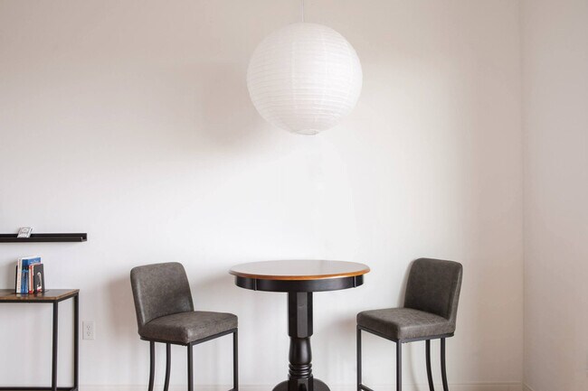 Building Photo - 1237 N Van Buren St