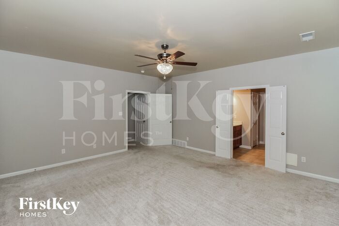 Building Photo - 6111 Lubiani Valley Dr