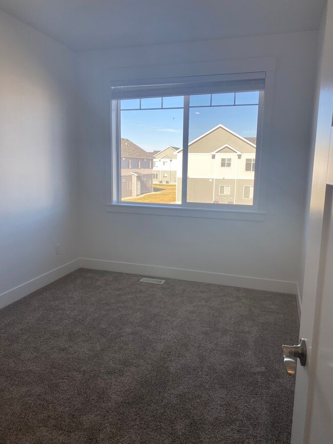 Building Photo - 3-Bedroom, 2.5 Bath Townhome with Office S...