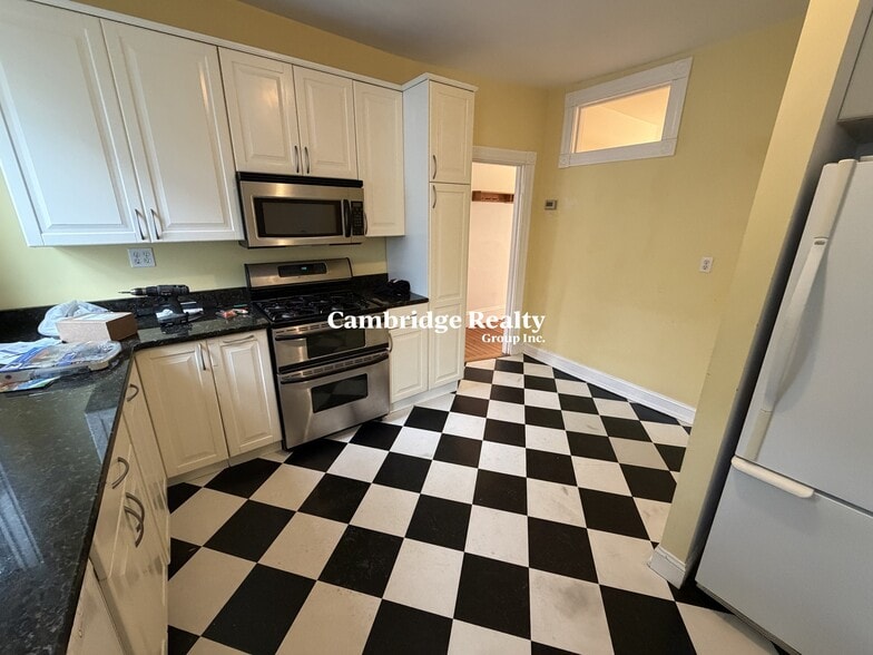 Building Photo - 88 Putnam Ave