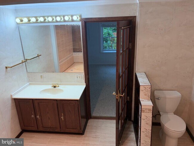 Building Photo - 7209 Lake Cove Dr