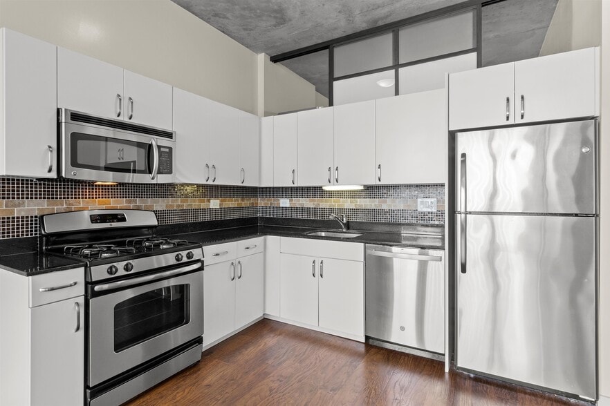 Building Photo - 235 W Van Buren St