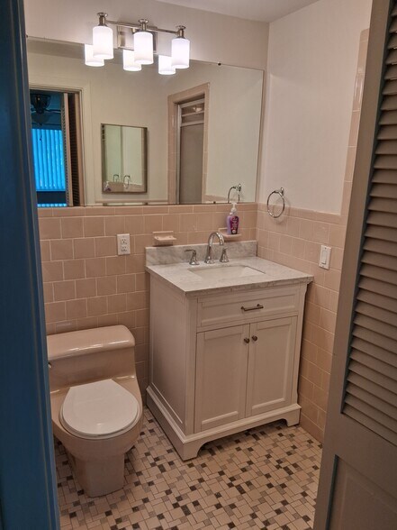 Master 3-piece bathroom - 201 Hoffman Ave