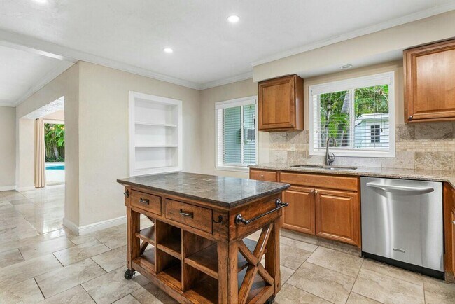 Building Photo - 121 NE Spanish Ct