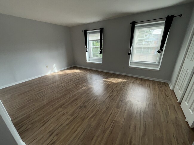 Building Photo - 1526 Brenland Cir