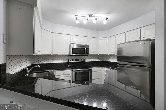 Building Photo - 7812 Mayfair Cir