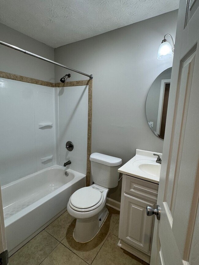 Building Photo - Lovely Brick Home!