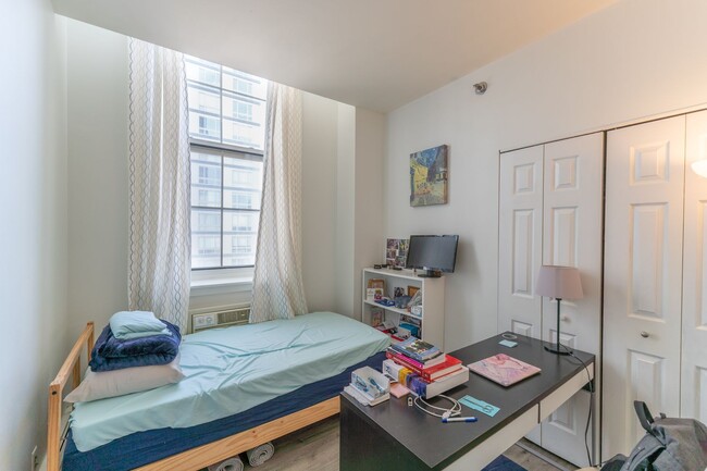 Building Photo - 2 Bed 1 Bath Condo available in Downtown N...