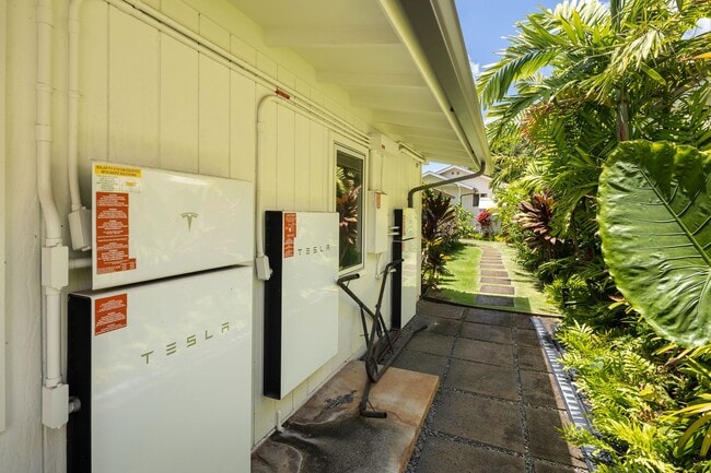 Building Photo - Renovated Kahala Retreat: 3-Bed Home + Stu...