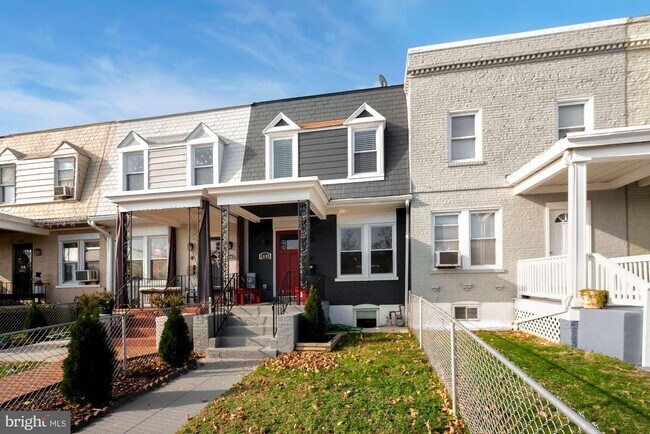 Building Photo - 2408 3rd St NE
