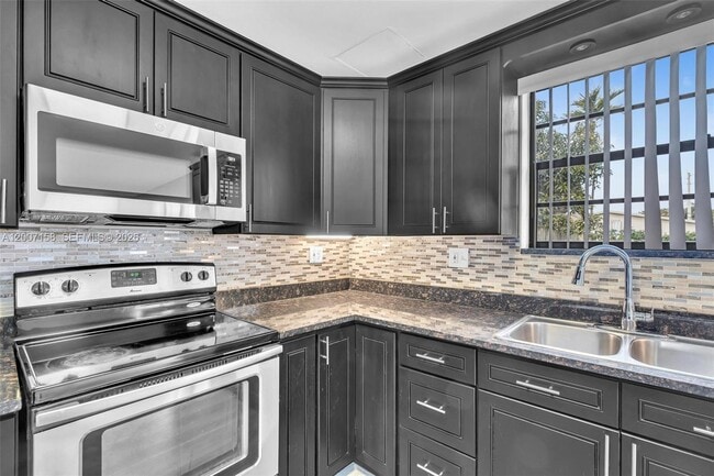 Building Photo - 14212 NE 4th Ave