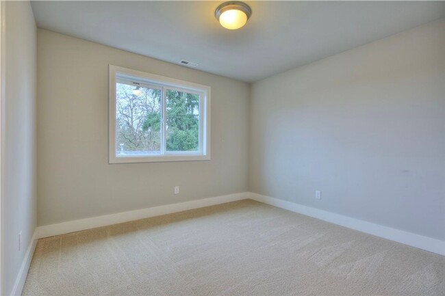 Building Photo - All inclusive master suite with private ba...