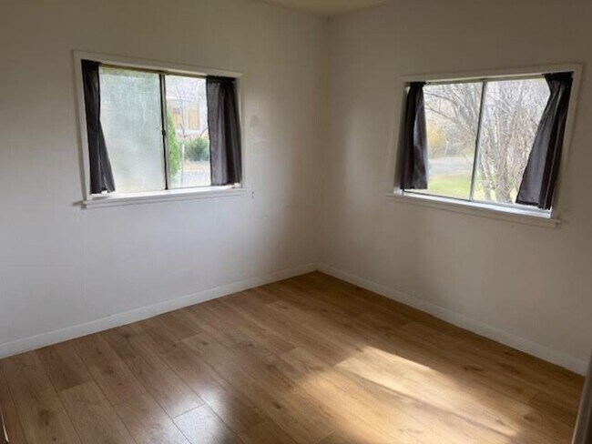 Building Photo - Charming 2 Bedroom 1 Bath Home In Mayer!