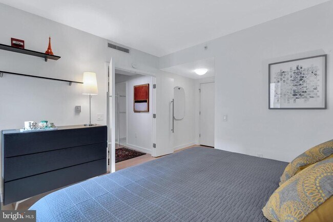 Building Photo - 912 F St NW