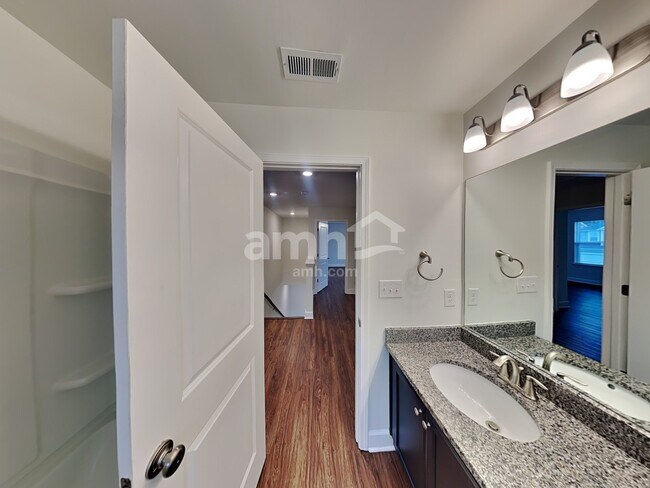 Building Photo - 4502 Tarpon Dr