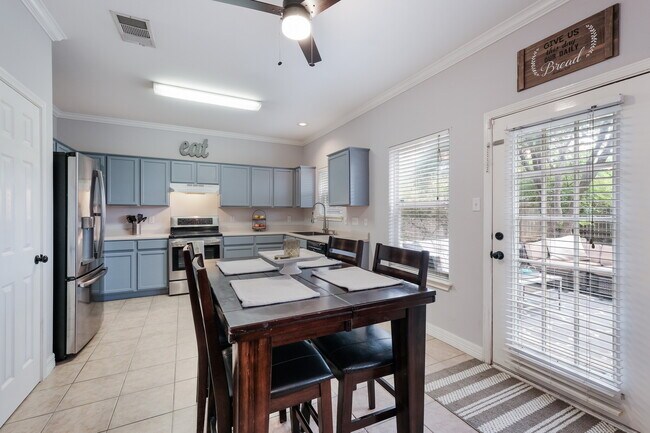 Building Photo - 1411 View Top