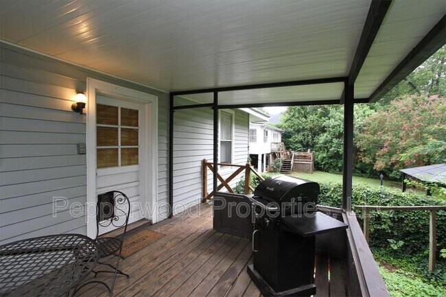 Building Photo - 664 Norwood St