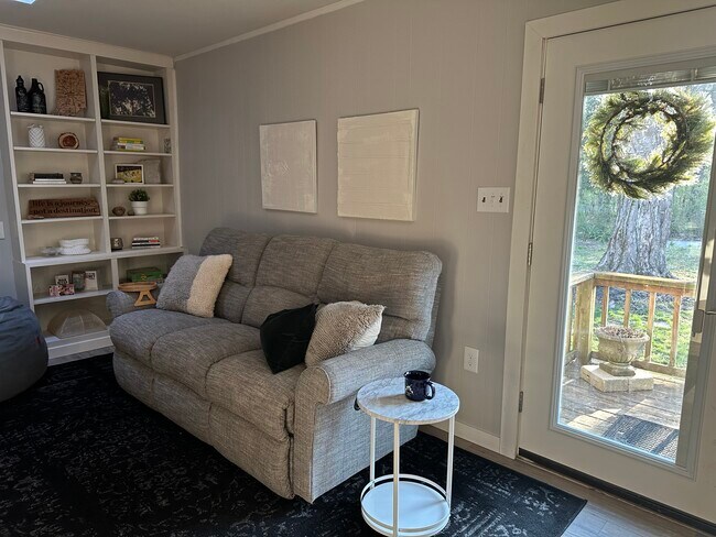 Building Photo - 2425 N Headley Rd