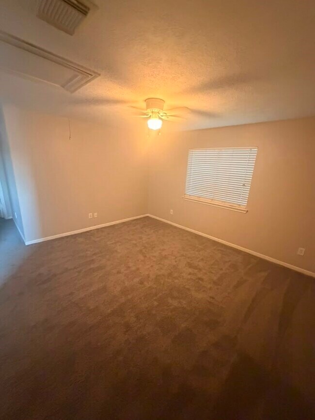 Building Photo - 22018 Willow Shadows Dr