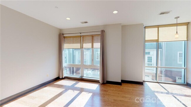 Building Photo - 2200 Lyndhurst Ave