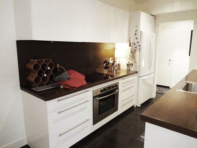 Kitchen - 1010 Palm Ave