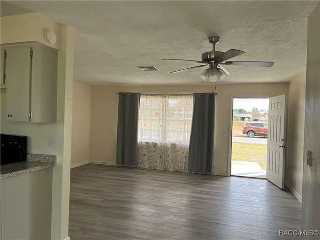 Building Photo - 302 S Jackson St