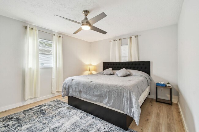 Building Photo - 2 Bedroom 2bathroom with Bonus Room in St....