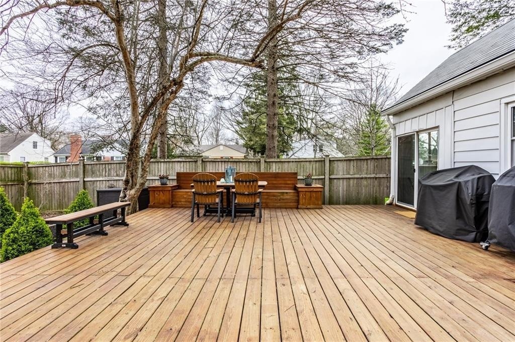 Building Photo - 5953 Rosslyn Ave